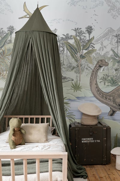 Kinderzimmer mit Bett, Spielzeug und Dinosaurier-Tapete