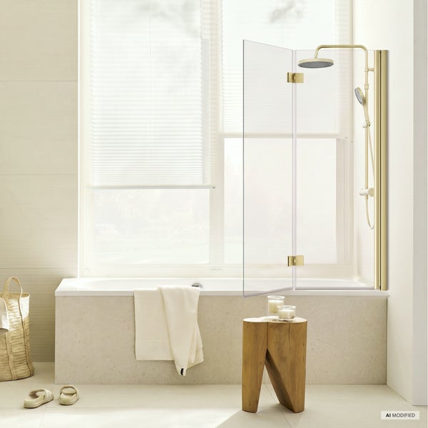 Moderne Badewanne mit klappbarer Duschabtrennung aus Glas und Duschsystem in einem hellen Badezimmer vor einem Fenster.