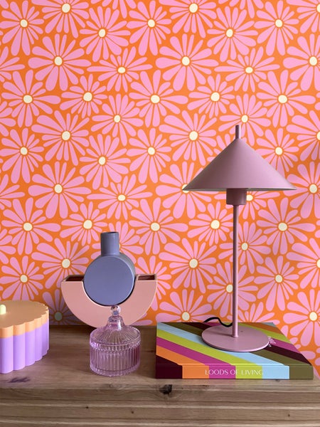 Dekorative Szene mit Lampe, Vasen und gemustertem Hintergrund