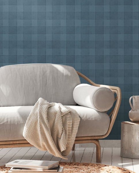 Wand mit karierter Tapete in einem Raum mit Kommode