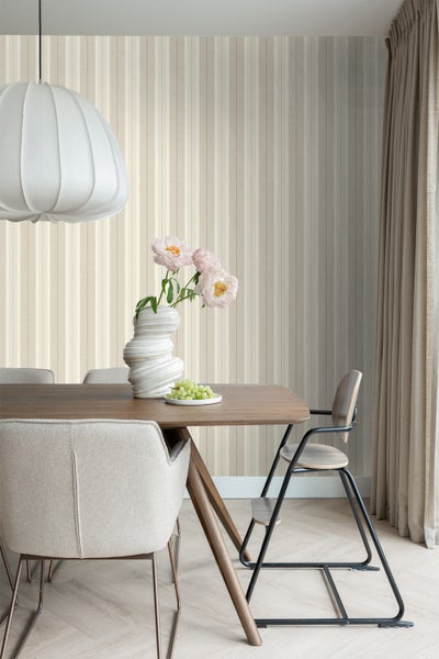 Esszimmer mit Esstisch, Stühlen und gestreifter Tapete