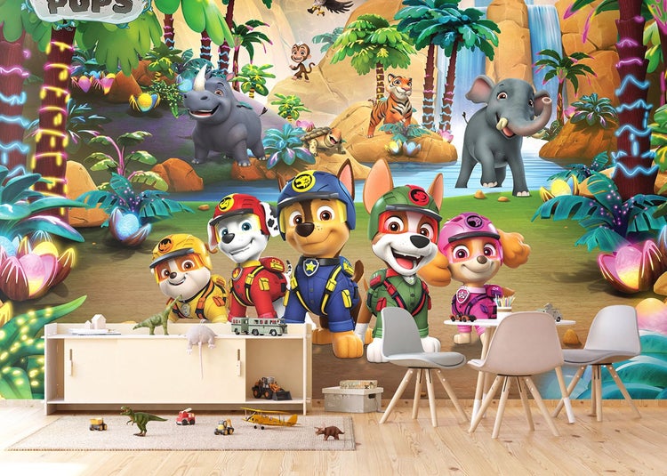 Fototapete mit Paw Patrol Motiven im Dschungel in einem hellen Kinderzimmer mit weißen Spielzeugregalen und modernem Tisch-Set.