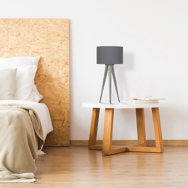 Schlafzimmer mit Bett, Nachttisch und Tischlampe