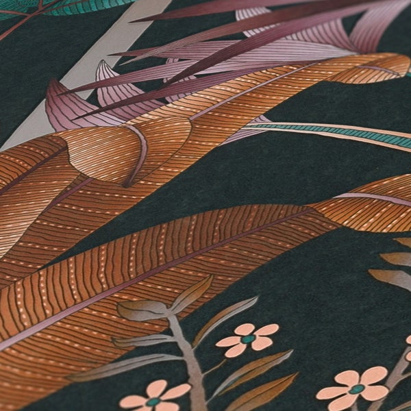 Dekorative Tapete mit Dschungelmotiven auf einer dunklen Oberfläche