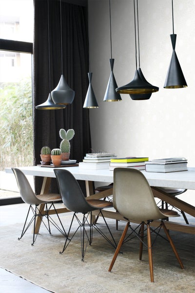 Helles Esszimmer mit Esstisch, Stühlen und Hängeleuchten für eine stilvolle Atmosphäre.