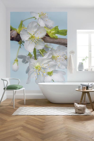 Modernes Badezimmer mit floraler Fototapete, freistehender Badewanne und Holzboden