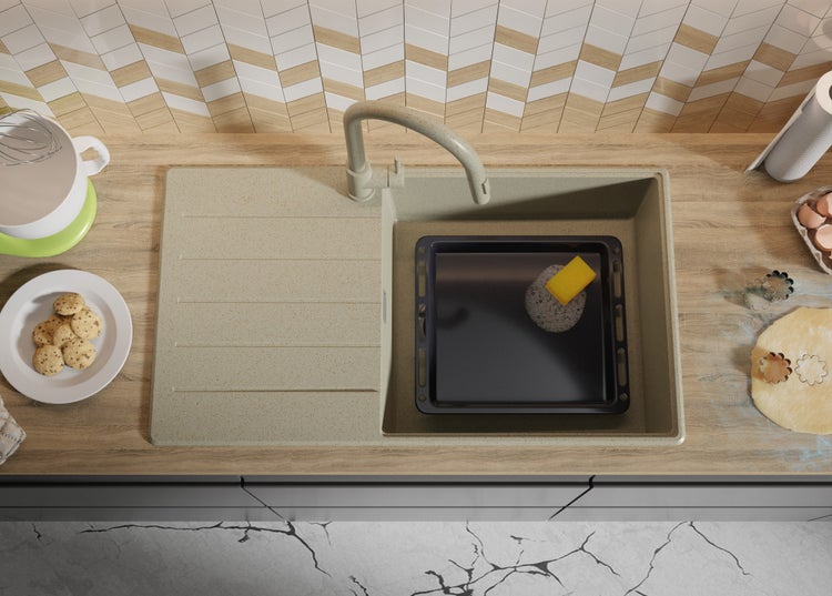 Küchenszene mit Spüle, Spülbecken und Backutensilien