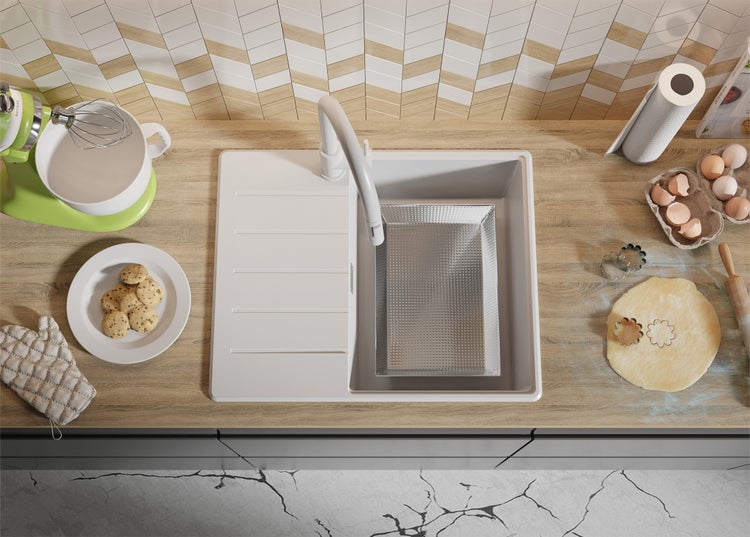 Küchenszene mit Spüle, Armatur, Rührgerät, Teig und Backutensilien