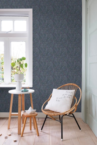 Kinderzimmer mit floraler Tapete, Kinderbett und Kommode