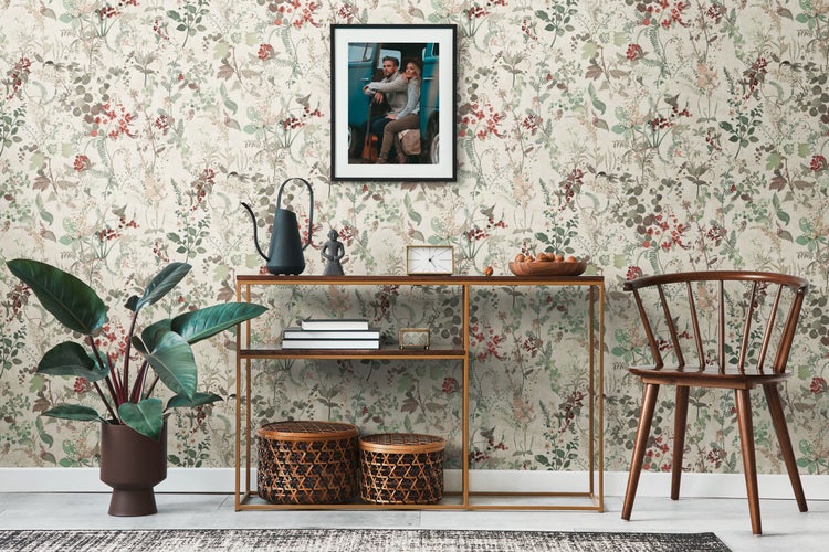 Werkzeugschrank mit geöffneten Schubladen gefüllt mit Werkzeugen wie Schraubzwingen, Schraubenschlüssel, Zangen und Schraubendrehern