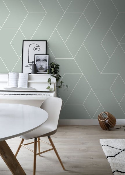 Wohnraum mit geometrischer Tapete, weißem Klavier, Esstisch und dekorativen Elementen für ein stilvolles Ambiente