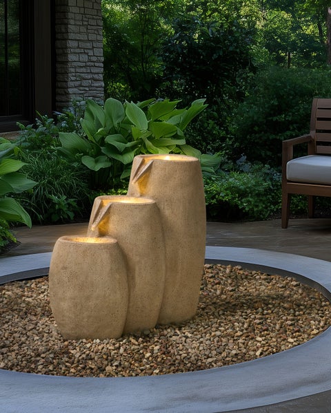 Mehrstufiger Gartenbrunnen mit Beleuchtung und Kiesbett