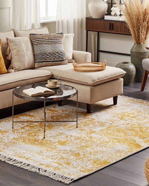 Teppich mit Fransen und abstraktem Muster