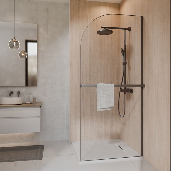 Modernes Bad mit Walk-In-Dusche, gebogener Glaswand, dunklem Duschsystem und weißem Waschtisch mit Becken. Wände in Holz- und Betonoptik.