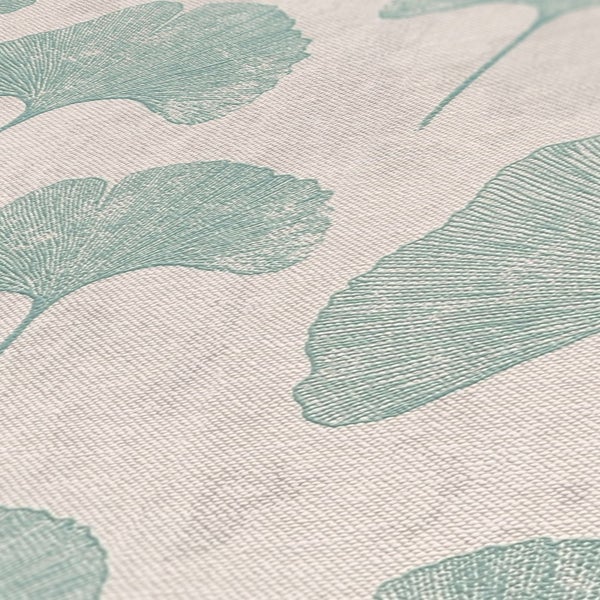 Raumansicht mit Ginkgo-Blätter-Tapete, Bank und Vorhang