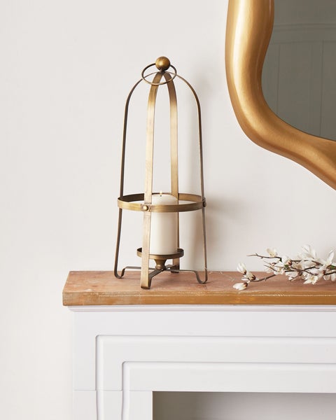 Metall Windlicht mit Kerze auf Kaminsims