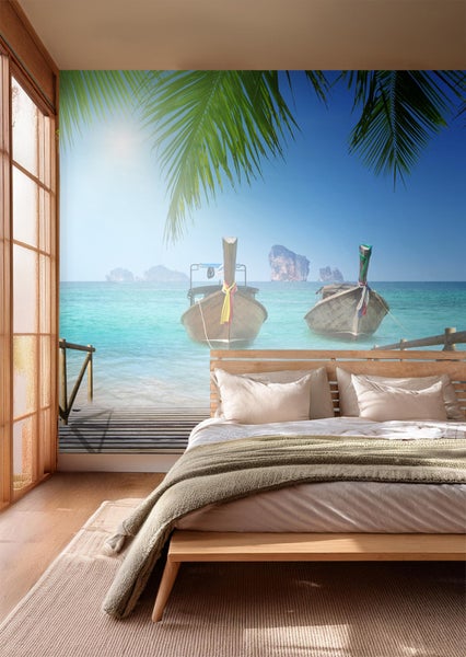 Schlafzimmer mit Fototapete mit Meeresmotiv, einschließlich thailändischer Fischerboote
