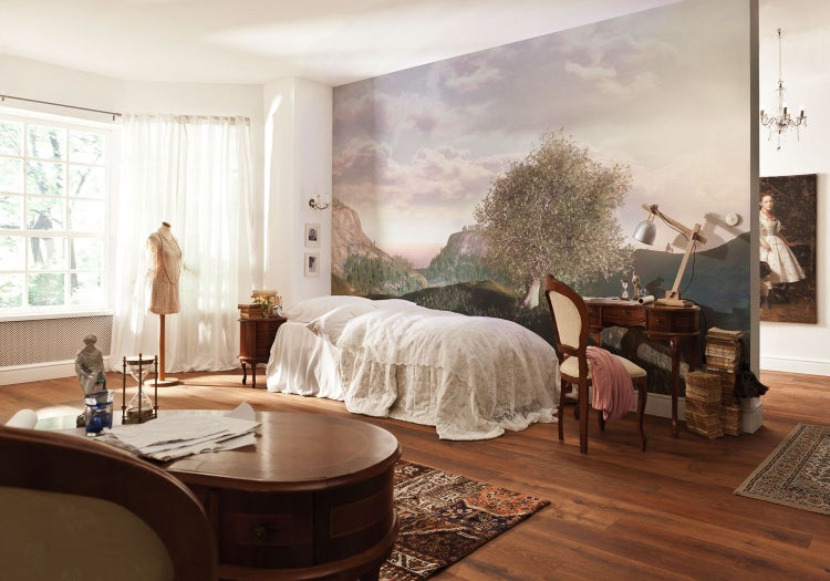 Helles Schlafzimmer mit Landschaftstapete, Bett, Schreibtisch und Dekorationen für eine gemütliche Atmosphäre.