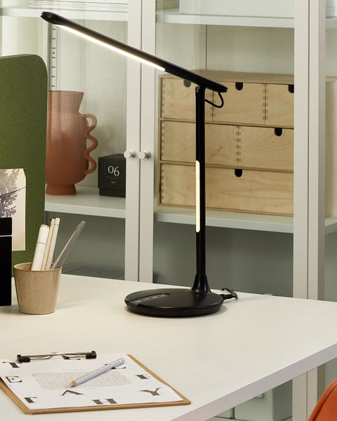 Schreibtisch mit schwarzer LED-Lampe