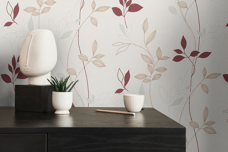 Helles Schlafzimmer mit floraler Tapete, Holzbett und dekorativen Elementen