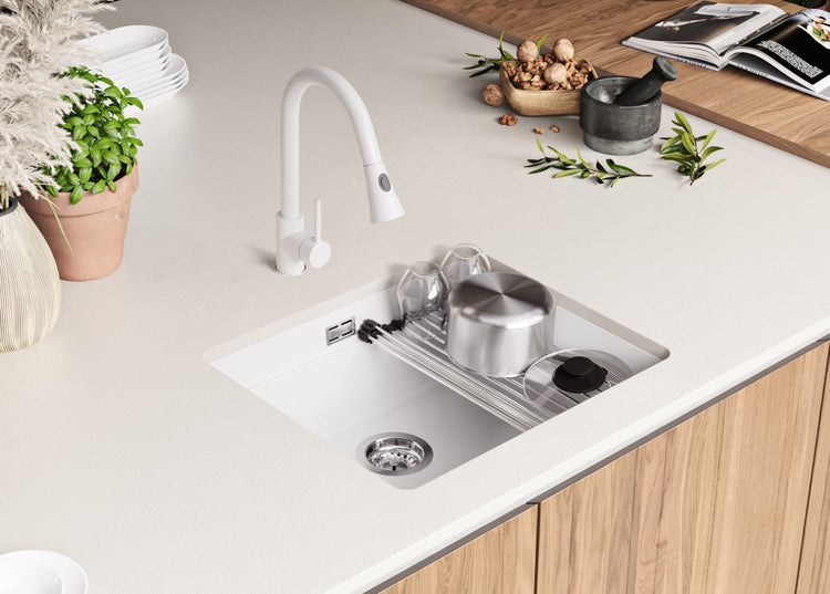 Küchenspüle mit Abtropfgestell und Einhebelmischer auf einer Küchentheke