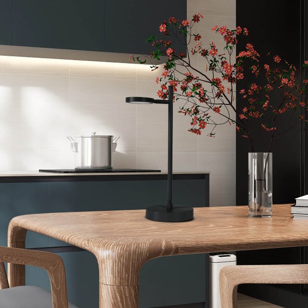 Moderner Esstisch mit Tischleuchte und Blumenvase in einer stilvollen Küchenumgebung.