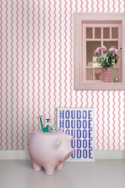 Dekoratives Zimmer mit Tapete mit Wellenmuster, rosa Fensterrahmen, Schweinchen und Poster