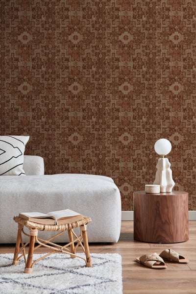 Wohnzimmer mit Sofa, Beistelltisch und gemusterter Tapete für eine gemütliche Atmosphäre