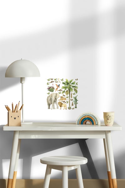 Dekoratives Wandbild mit Dschungelmotiven auf einem Schreibtisch im Kinderzimmer