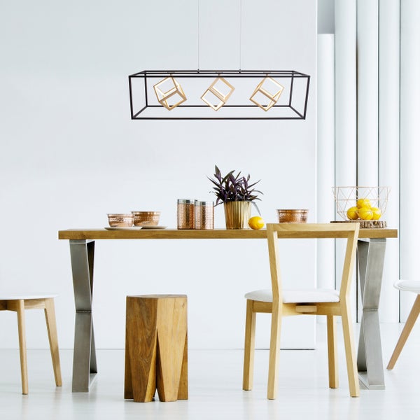 Esszimmer mit Esstisch, Stühlen und hängender Würfelleuchte