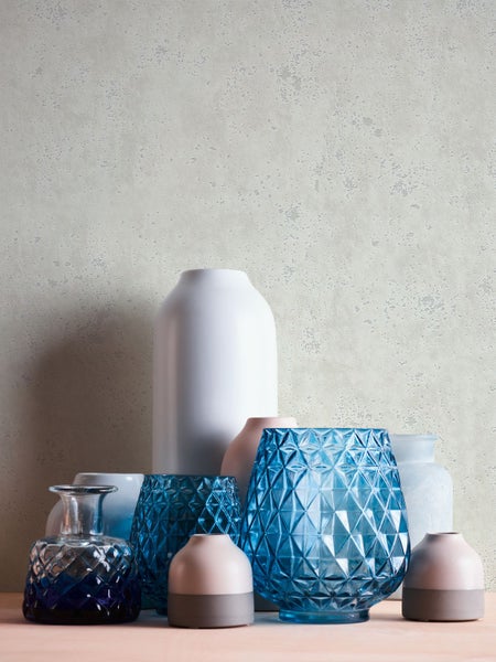 Wohnzimmer mit Sofa, Stehlampe und Couchtisch