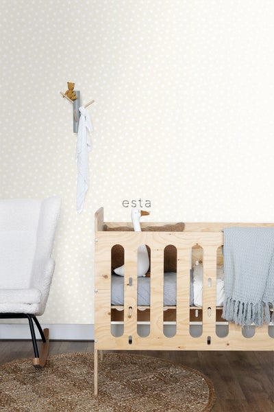 Kinderzimmer mit Kinderbett, Sessel und Sternentapete