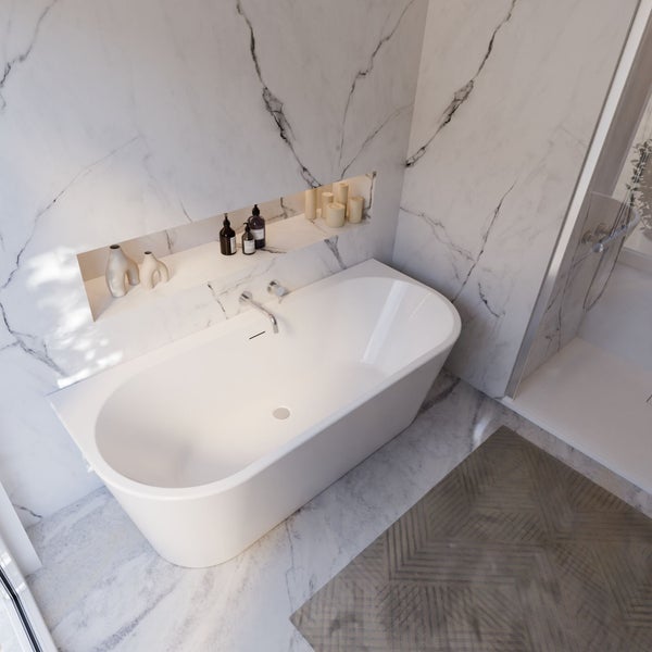 Helles Badezimmer mit Badewanne, Dusche und Marmorverkleidung