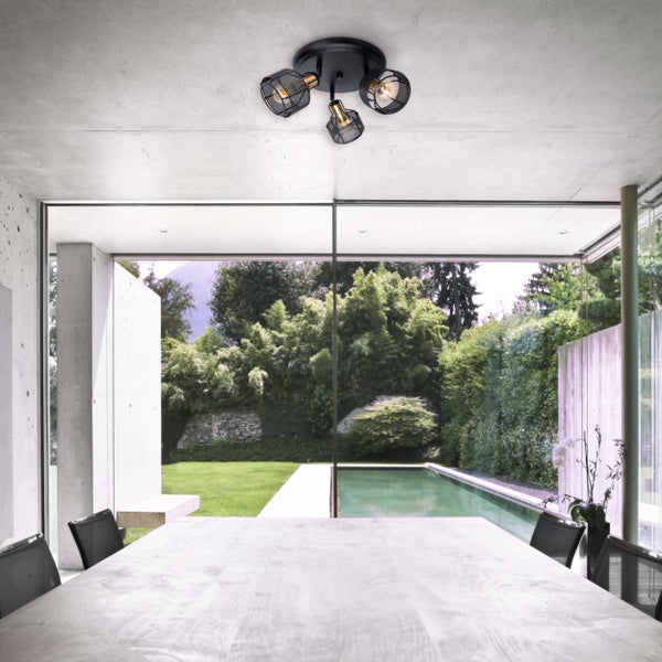 Deckenleuchte mit drei Leuchten in einem Esszimmer mit Blick auf den Garten