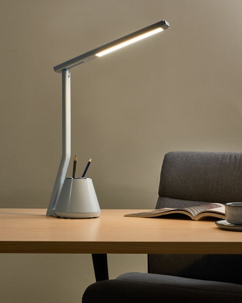 Schreibtisch mit LED-Tischleuchte, Stifthalter, Buch und Stuhl