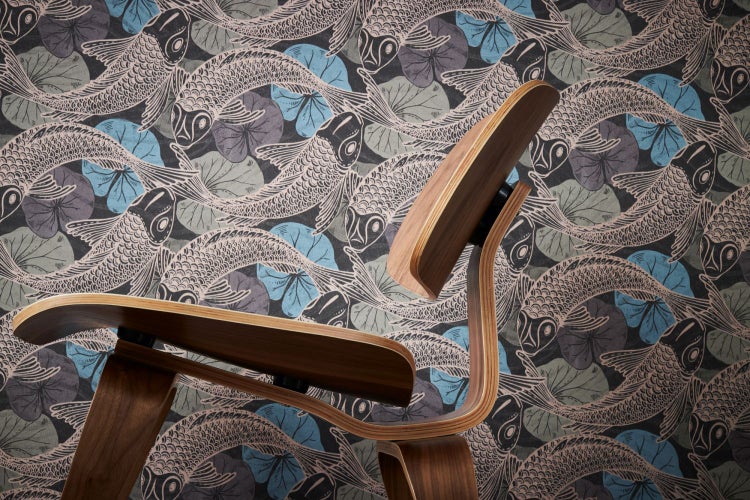 Helles Wohnzimmer mit brauner gemusterter Tapete, Holzvertäfelung, Sofas und Holztisch