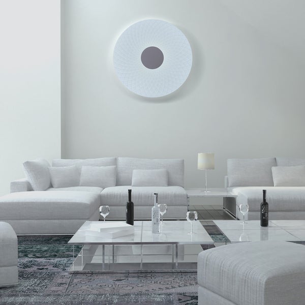 Heller Wohnraum mit Sofa, Couchtisch und Wanddekoration