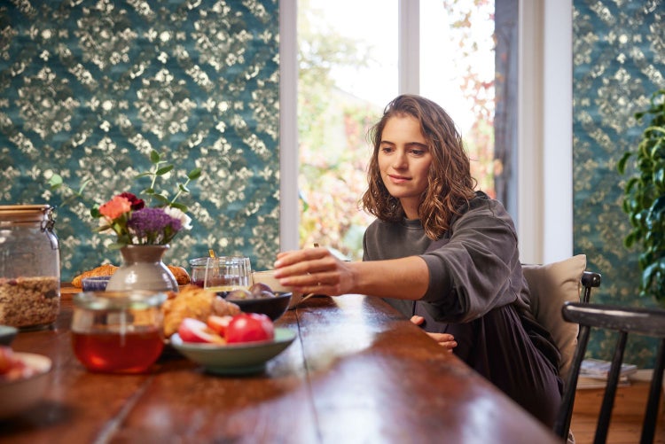 Schwarze Kabelkanäle mit Klebestreifen