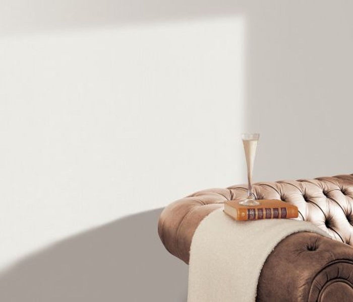 Schiebetor aus Aluminium mit vertikalen Ausschnitten zwischen zwei Torpfosten