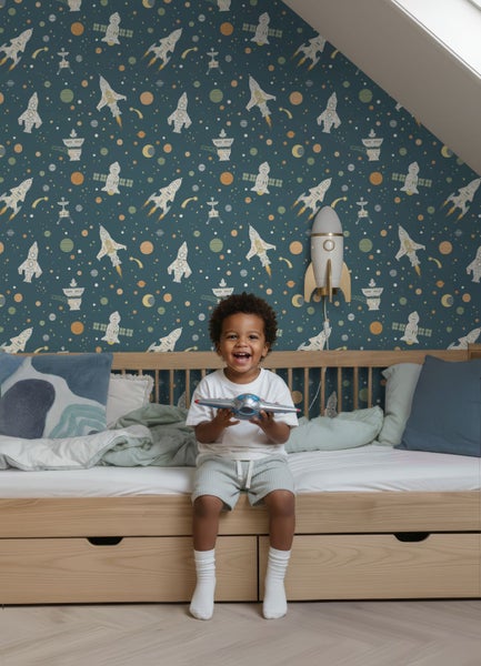 Kinderzimmer mit Tapete im Weltraumdesign mit Raketen und Planeten, Holzbett mit Schubladen und Kind mit Spielzeugrakete.