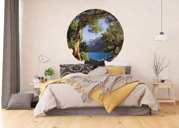 Schlafzimmer mit Bett und Wandtattoo mit Bergseemotiv