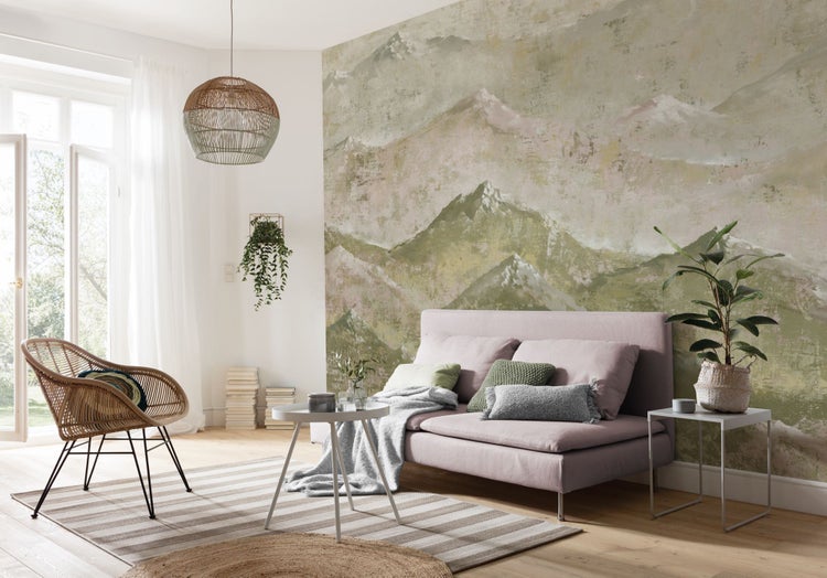 Helles Wohnzimmer mit Sofa, Sessel, Teppichen und Wandbild