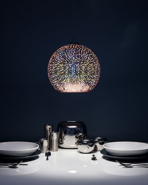 Stehleuchte mit Holzgestell und Ablagefläche in einem Wohnzimmer