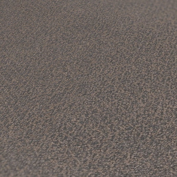 Wohnzimmer-Szene mit gemusterter Tapete, Sofa, Holztisch und dekorativer Beleuchtung für eine gemütliche Atmosphäre