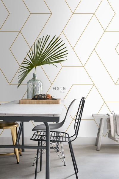 Esszimmer mit Esstisch, Stühlen und einer Tapete mit geometrischem Muster