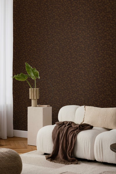 Zwei weiße Kleiderschränke, einer davon mit offenen Türen, um die Regale zu zeigen.