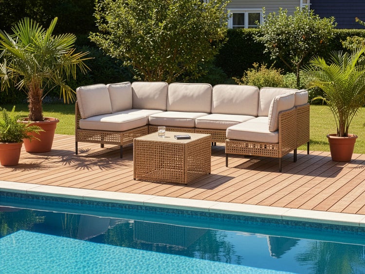 Gartenszene mit modularem Loungesofa, Couchtisch, Pflanzen und Pool