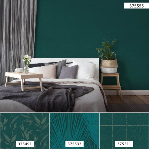 Schlafzimmer mit Bett, Kissen, Überwurf, Frühstückstablett und Zimmerpflanze