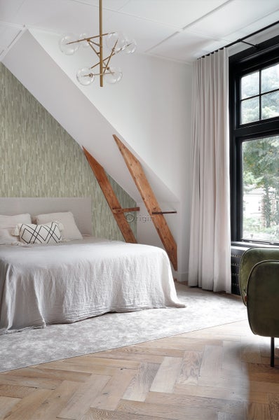 Schlafzimmer mit Bett, Tapete und Holzbalken