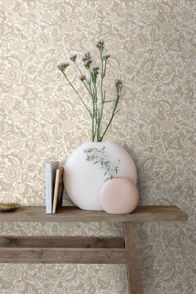 Vliestapete mit floralem Paisley-Muster im Kinderzimmer über einer halbhoch gestrichenen Wand mit heller Kommode.